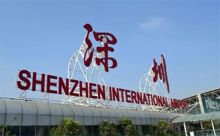深圳机场部署的机器人队伍，以其专业服务能力成为行业标杆